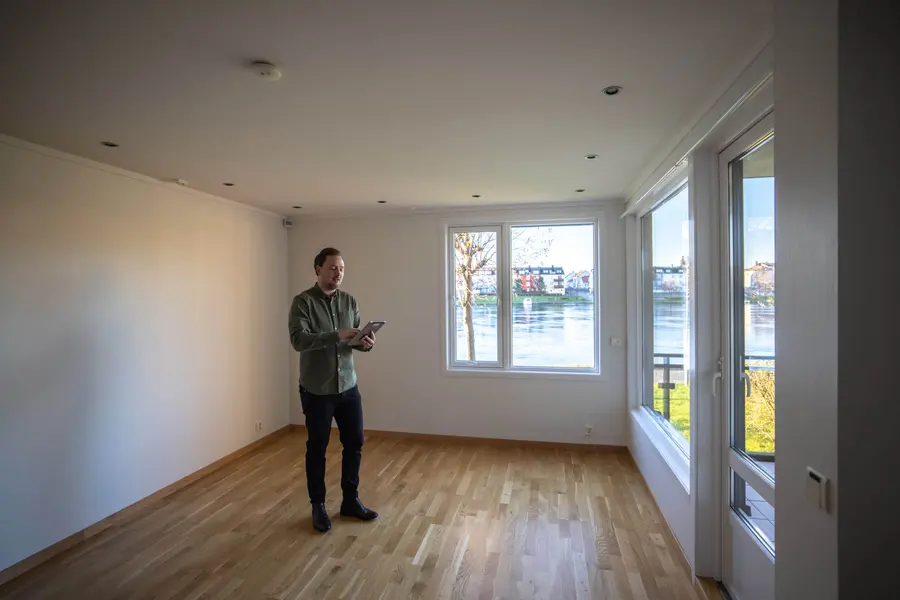 Utleiemegler på befaring i tom leilighet